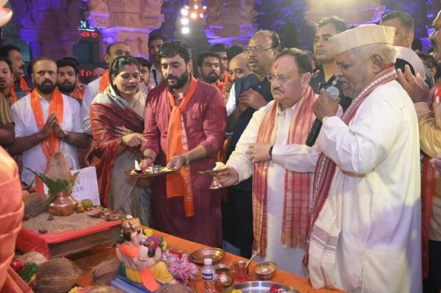 मा.श्री. जे.पी. नड्डा जी ! यांनी प्रभू श्रीरामांच्या मुर्तीचं पूजन करत गणरायाची आरतीही केली. यावेळी मा. नड्डा जी यांचं श्रीराम मंदिराची प्रतिकृती भेट देत स्वागतपर सन्मान केला.