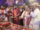 मा.श्री. जे.पी. नड्डा जी ! यांनी प्रभू श्रीरामांच्या मुर्तीचं पूजन करत गणरायाची आरतीही केली. यावेळी मा. नड्डा जी यांचं श्रीराम मंदिराची प्रतिकृती भेट देत स्वागतपर सन्मान केला.