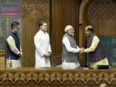 पंतप्रधान नरेंद्र मोदी, विरोधी पक्षनेते राहुल गांधी आणि संसदीय कार्यमंत्री किरेन रिजिजू लोकसभा अध्यक्ष ओम बिरला यांना त्यांच्या खुर्चीपर्यंत सोबत नेतात.