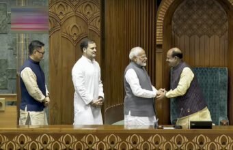 पंतप्रधान नरेंद्र मोदी, विरोधी पक्षनेते राहुल गांधी आणि संसदीय कार्यमंत्री किरेन रिजिजू लोकसभा अध्यक्ष ओम बिरला यांना त्यांच्या खुर्चीपर्यंत सोबत नेतात.