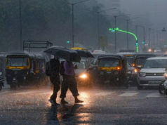 पुढील 24 तासांमध्ये मुंबईत अतिमुसळधार पावसाचा इशारा देण्यात आला आहे; कोकणासाठी ‘रेड अलर्ट’ जारी करण्यात आला आहे.