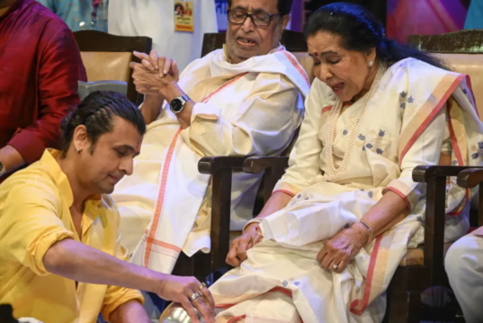 मुंबई : पद्मविभूषण आणि ज्येष्ठ गायिका आशा भोसले यांच्या ‘स्वरस्वामिनी आशा’ पुस्तकाचे गायक सोनू निगम यांच्या उपस्थितीत प्रकाशन