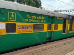 3 AC गरीब रथ गाडीत पाणी साचल्याचा व्हिडिओ, ट्रेन क्र. 12215/12216.