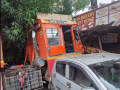 “वडगाव मावळमध्ये भीषण अपघात: कंटेनर ट्रकने महिलेला चिरडले, तीन विद्यार्थी जखमी”