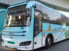 “मुंबई-पुणे द्रुतगती महामार्गावर ई-शिवनेरी FASTag गडबडीमुळे खालापूर टोल नाक्यावर प्रवासी अडकले.”