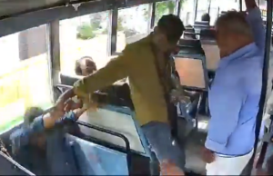 “केरळा बस निर्वाहकाचं शीघ्र प्रतिक्रियाशी यात्रीला धोकादायक पडणारी गिरण्यातून वाचवलं; व्हिडिओ”