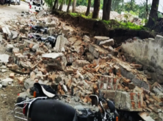 कोरेगाव भीमा : आयटीडब्ल्यू कंपनीसमोरील १५ फूट उंच भिंत कोसळून दोन कामगारांचा मृत्यू, तिघे जखमी.