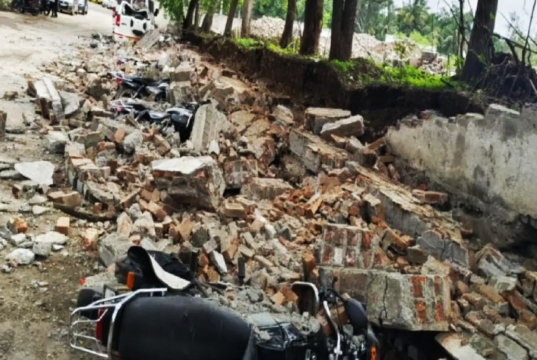 कोरेगाव भीमा : आयटीडब्ल्यू कंपनीसमोरील १५ फूट उंच भिंत कोसळून दोन कामगारांचा मृत्यू, तिघे जखमी.