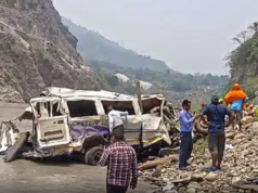 “उत्तराखंडमध्ये पर्यटकांना घेऊन जाणारे टेम्पो ट्रॅव्हलर अलकनंदा नदीत पडल्याने 14 ठार, 12 जखमी”