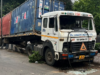 पंचशील टेक पार्कजवळ ट्रक रस्ता विभागकावर धडकला, येरवड्यात वाहतूक ठप्प