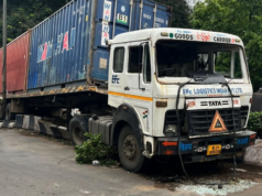 पंचशील टेक पार्कजवळ ट्रक रस्ता विभागकावर धडकला, येरवड्यात वाहतूक ठप्प