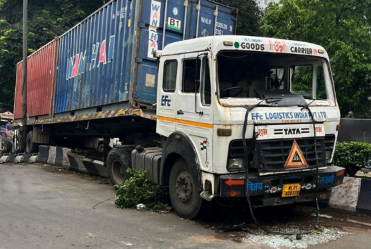 पंचशील टेक पार्कजवळ ट्रक रस्ता विभागकावर धडकला, येरवड्यात वाहतूक ठप्प