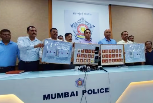 मुंबई पोलिसांनी ४०० हून अधिक गुंतवणूकदारांची फसवणूक केल्याप्रकरणी मध्य प्रदेशातील व्यक्तीला अटक केली