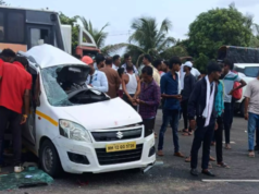 पुणे-सोलापूर राष्ट्रीय महामार्गावर शुक्रवार संध्याकाळी ५ वाजता शेळके वस्तीजवळ वाखरी गावात कार-बुलकर अपघातात महिलेचा मृत्यू