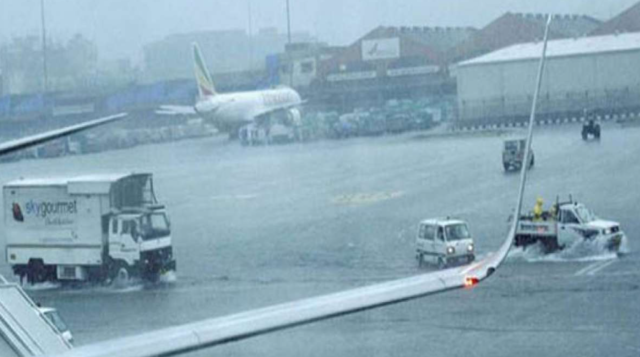 मुंबई पाऊस: विमानसेवा विस्कळीत झाल्यामुळे एअर इंडियाकडून प्रवाशांना संपूर्ण तिकीट परतावा