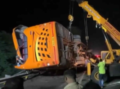 महाराष्ट्रात एक गंभीर अपघात घडला असून, भक्तांना घेऊन जाणारी बस ट्रॅक्टरला धडकून खड्ड्यात कोसळली आहे. या दुर्घटनेत पाच जणांचा मृत्यू झाला आहे.