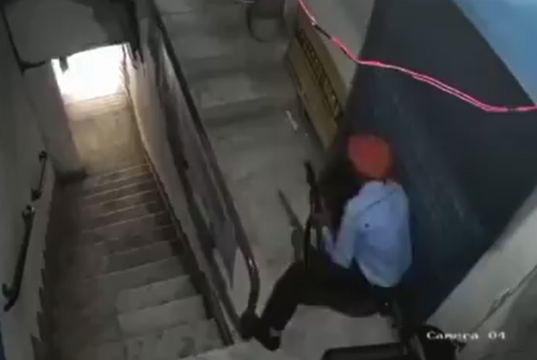 सोन्याच्या कर्ज कंपनीतील सुरक्षा रक्षकाच्या धाडसाने रोखला दरोडा