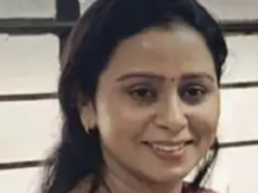 मुंबई-पुणे महामार्गावर भीषण अपघात; पुरंदरच्या भूमी अभिलेख अधिकारी मनीषा भोसले यांचा मृत्यू.