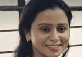 मुंबई-पुणे महामार्गावर भीषण अपघात; पुरंदरच्या भूमी अभिलेख अधिकारी मनीषा भोसले यांचा मृत्यू.