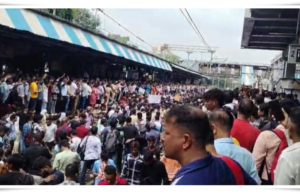 बदलापूर रेल्वे स्थानकावर स्थानिकांची रेल्वे रुळांवर आंदोलन, शाळेत दोन मुलींवर लैंगिक अत्याचाराच्या घटनेचा निषेध.