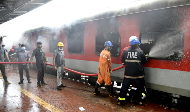 विशाखापट्टणम रेल्वे स्टेशनवर कोरबा एक्सप्रेसच्या रिकाम्या डब्याला आग.