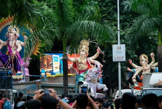 पुणे गणेश विसर्जन मिरवणुकीसाठी वाहतूक बंदोबस्त; १७ मुख्य रस्ते बंद, पर्यायी मार्ग आणि पार्किंग सुविधा.