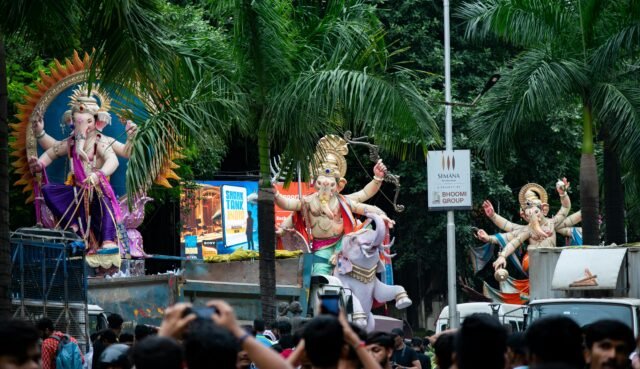 पुणे गणेश विसर्जन मिरवणुकीसाठी वाहतूक बंदोबस्त; १७ मुख्य रस्ते बंद, पर्यायी मार्ग आणि पार्किंग सुविधा.