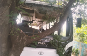 ठाणे-बेलापूर महामार्गावरील भीषण अपघात : बसच्या धडकेत दोन पादचारी ठार, तीन जण जखमी.