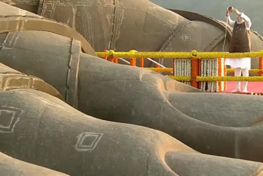 गुजरात : पंतप्रधान नरेंद्र मोदींच्या हस्ते सरदार वल्लभभाई पटेल यांना श्रद्धांजली; ‘राष्ट्रीय एकता दिवस’ परेडमध्ये सहभाग.