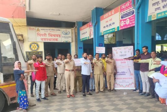 कुटुंबाच्या सर्वांगीण विकासासाठी मतदान करणार; महापालिकेच्या मतदार जनजागृती मोहिमेत प्रवाशांचा संकल्प