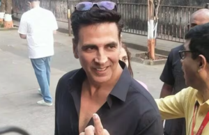 अक्षय कुमार यांनी महाराष्ट्र विधानसभा निवडणुकीत मतदान केल्यानंतर इंकने चिन्हांकित केलेली बोट दाखवली
