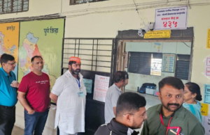 महेश दादा यांनी लोकशाहीच्या मंदिरात मतदानाचा हक्क बजावला