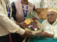 पुणे: १०४ वर्षीय चंद्रभान भन्साळी यांनी घरातून मतदान करून लोकशाहीत नोंदवला सहभाग; लोकशाही मजबूत करण्याचे आवाहन.