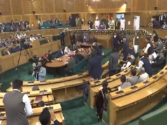 जम्मू-काश्मीर विधासनसभा सत्रात अराजक: कलम 370 च्या रद्दाबाबत ठराव.