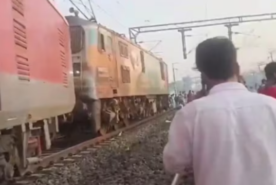 हावडा जवळ सिकंदराबाद-शालीमार एक्सप्रेसचे तीन डबे घसरले; प्रवाशांमध्ये चिंता, रेल्वे तातडीने मदतीला धावली.