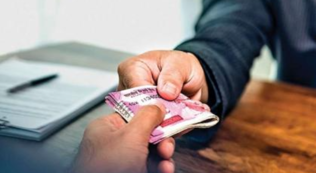 पुण्यात दंडखोरी करणारा गुंड एक वर्षानंतरही दंडवाढीच्या मागणीसाठी अटक; दुकानदाराने पोलिसांकडे तक्रार केली.