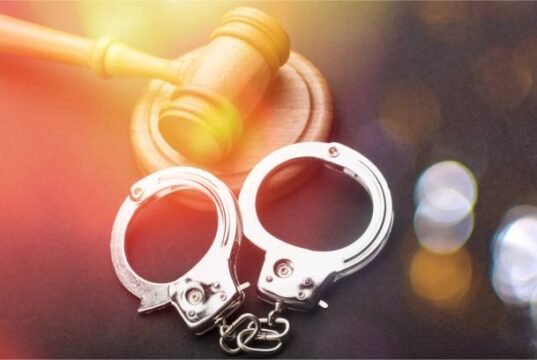 पुणे: शाळेतील वाद चिघळला; नववीतील विद्यार्थ्याच्या गळ्यावर काच लावून हल्ला, 14 वर्षीय मुलावर खुनाचा प्रयत्न केल्याचा गुन्हा दाखल.