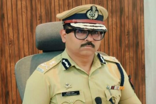 पुणे: पोलिस आयुक्त अमितेश कुमार यांनी कर्तव्यदक्ष पोलिसांना ₹५०० पुरस्कार दिला.