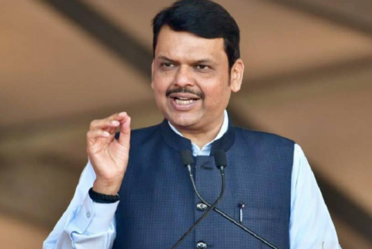महायुती सरकारचा ऐतिहासिक निर्णय: ९६३ शेतकऱ्यांना त्यांच्या जमिनी परत देण्याची घोषणा