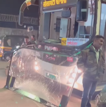 धानोरीत पीएमटी बसचा विचित्र अपघात: बसची काच फुटून प्रवासी जखमी; सुरक्षाव्यवस्थेवर प्रश्नचिन्ह