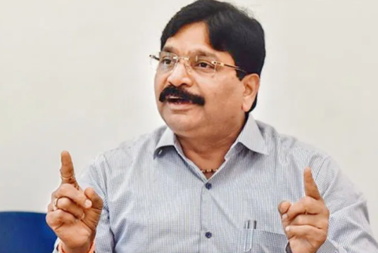 शिवसेना खासदार रवींद्र वायकर यांच्या गाडीला अपघात, सुदैवाने मोठी हानी टळली