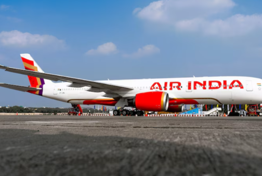 दिल्ली-पुणे विमान प्रवासादरम्यान प्रवाशाच्या बॅगेतून ₹१.८० लाखांची चोरी; विमानतळ सुरक्षेवर प्रश्नचिन्ह.