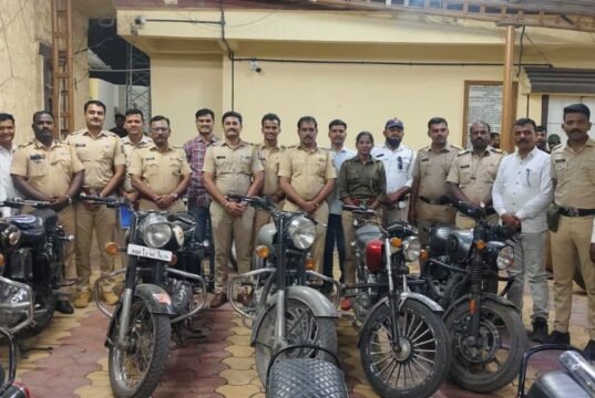 पुणे: लोणी काळभोर पोलिसांची मोठी कारवाई – बदललेल्या सायलेन्सरसह २२ बुलेट जप्त, वाहनमालकांना प्रत्येकी ₹२५,००० दंड!