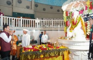 मुख्यमंत्री देवेंद्र फडणवीस यांनी घेतले जगद्गुरु दत्त चिले महाराजांचे दर्शन; कोल्हापूरमध्ये भव्य स्वागत-सत्कार!