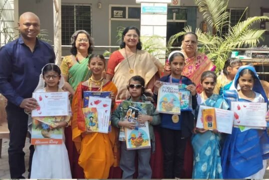 थोर महिलांच्या विचारांचा जागर! चिमुकल्या विद्यार्थिनींनी साकारल्या कर्तृत्ववान महिलांच्या भूमिका, अनोख्या उपक्रमाने महिला दिन साजरा