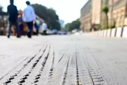 मुंबईत उष्णतेचा कहर! BMC मुख्यालयाजवळ रस्ता वितळला – आयएमडीचा ‘यलो अलर्ट’ जारी