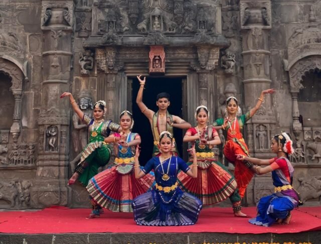समृद्ध कलेचा साक्षात्कार! त्रिशुंड गणेश मंदिरात आंतरराष्ट्रीय नृत्य दिनाच्या पूर्वसंध्येला नटरंग अकॅडमीचा मंत्रमुग्ध करणारा नृत्याविष्कार