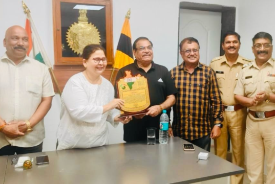 दुनियादारी परिवाराचा ‘एक्सलन्स अवॉर्ड’ स्वाती साठे यांना प्रदान !