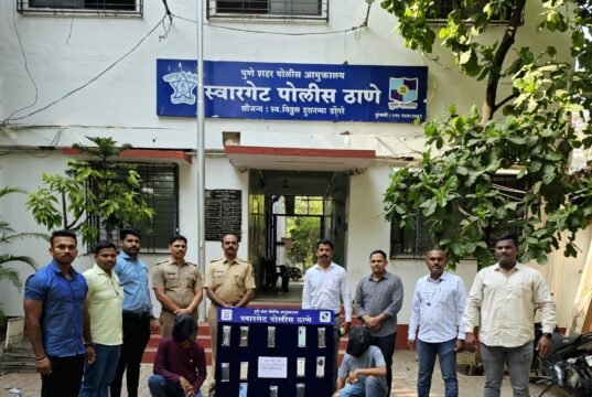 स्वारगेट व पुणे स्टेशन परिसरातील प्रवाशांचे मोबाईल चोरणारे दोन चोरटे जेरबंद; १२ मोबाईलसह १.८० लाखांचा मुद्देमाल जप्त