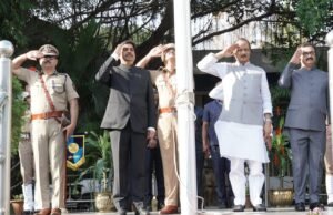 महाराष्ट्र दिनानिमित्त पुण्यात भव्य ध्वजारोहण समारंभ! उपमुख्यमंत्री अजित पवार यांच्या हस्ते राष्ट्रध्वजाला मानवंदना; १२ पथकांचा भव्य संचलन सोहळा संपन्न